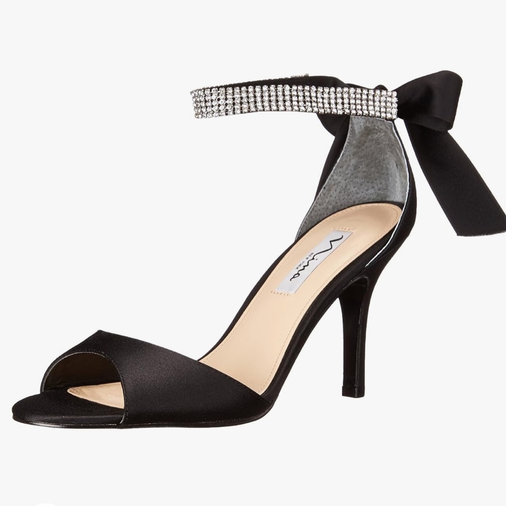 Nina Vinnie size 8 black and crystal open toe sandals